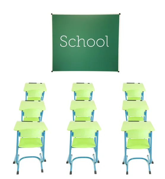 Шкільна дошка, дерев'яні столи та стільці ізольовані на білому — стокове фото