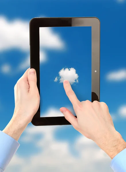 Mano que toca la nube en la tableta en fondo cielo —  Fotos de Stock