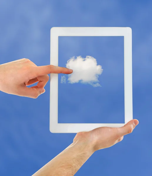 Mano nube toccante sul tablet su sfondo cielo — Foto Stock