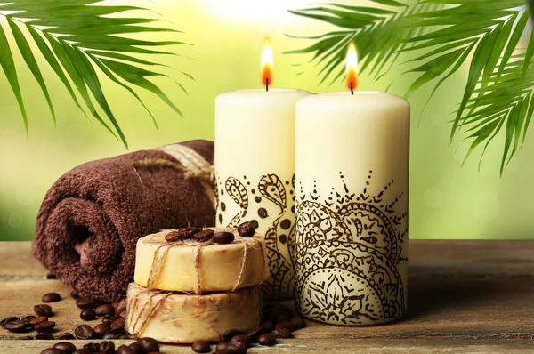 Bella composizione spa con candele indiane decorative sullo sfondo della natura — Foto Stock