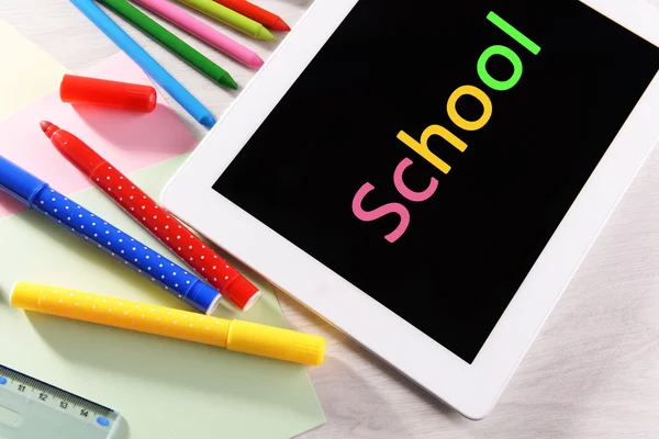Tabletta Pc-val a iskolapad háttér színes markerek — Stock Fotó