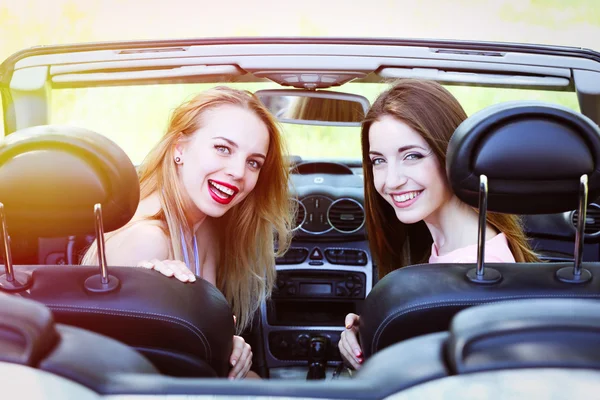 Duas meninas em cabriolet, ao ar livre — Fotografia de Stock