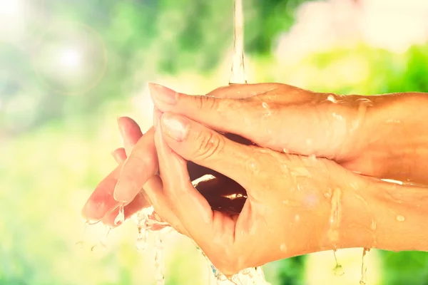 Lavar as mãos no fundo da natureza — Fotografia de Stock
