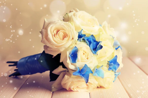 Bellissimo bouquet da sposa su tavolo di legno — Foto Stock