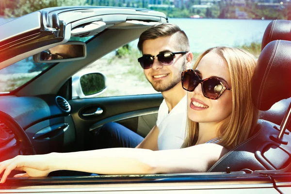 Casal jovem em cabriolet, ao ar livre — Fotografia de Stock