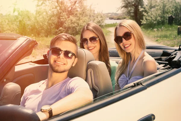 Jóvenes amigos en cabriolet, al aire libre —  Fotos de Stock