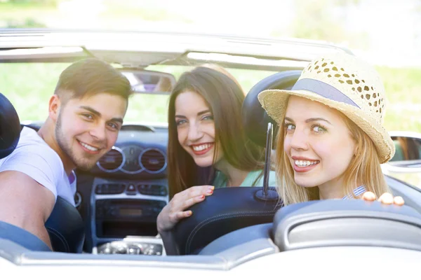 Jeunes amis dans le cabriolet, à l'extérieur — Photo