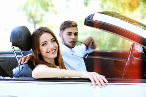 Jeune couple en cabriolet, à l'extérieur — Photo