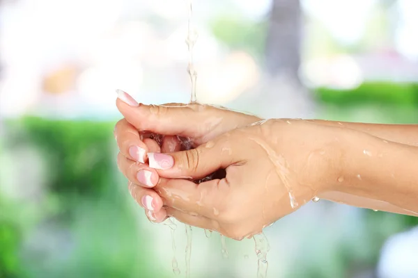 Lavarsi le mani sullo sfondo della natura — Foto Stock