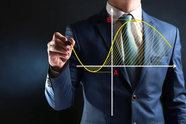 Hombre de negocios mano escribir un gráfico de negocios —  Fotos de Stock