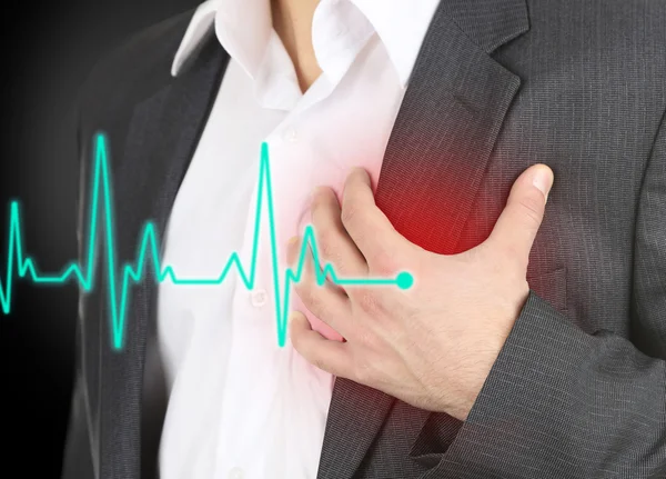 Uomo con dolore toracico - attacco di cuore — Foto Stock
