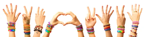 Mains féminines avec bracelets — Photo