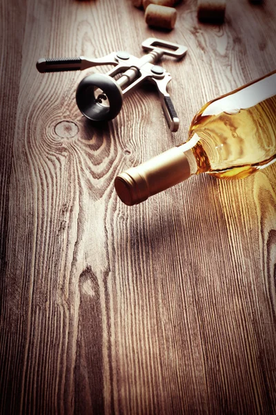 Glass bottle of wine with corks and corkscrew — Stockfoto