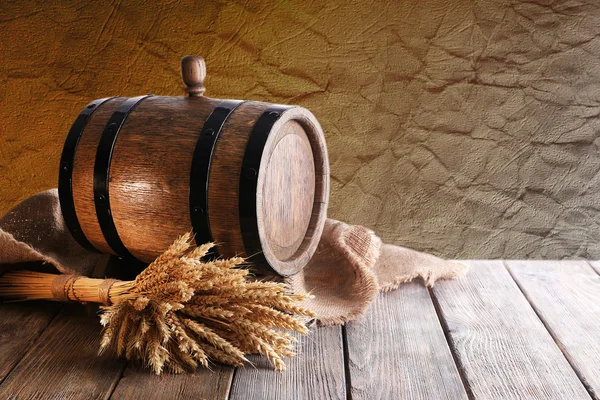 Old barrel with wheat on table — Φωτογραφία Αρχείου