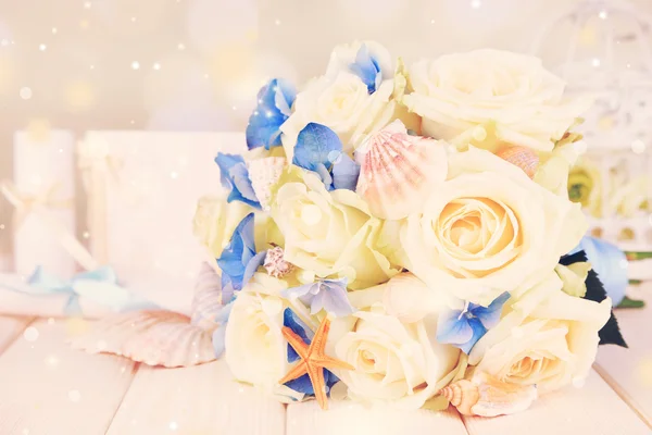 与海装饰木制的桌子上的美丽婚礼花束 — 图库照片