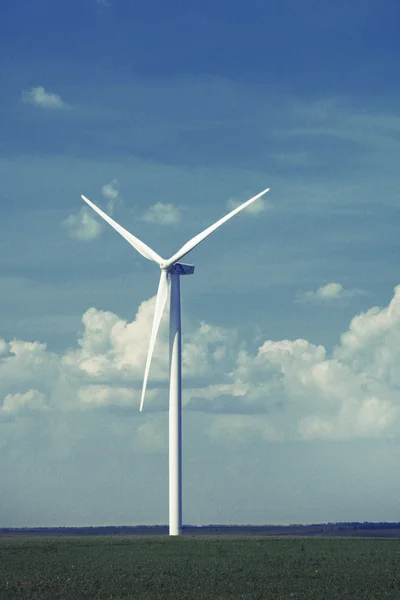 Windmühle im Feld auf blauem Himmel Hintergrund — Stockfoto