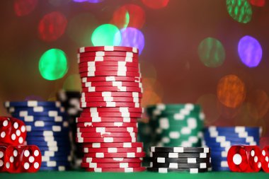 parlak arka plan üzerinde Poker fişleri