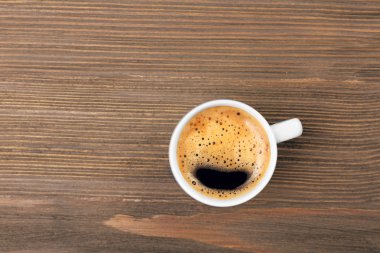 Tahta masada bir fincan kahve.