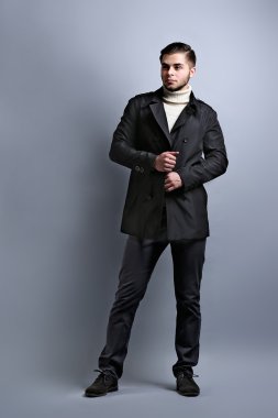 gri arka plan üzerinde zarif adam