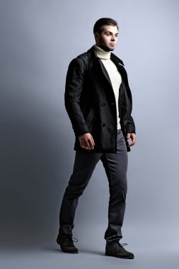 gri arka plan üzerinde zarif adam