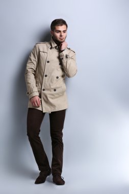 ceket gri arka plan üzerinde genç adam