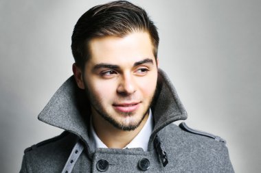 ceket gri arka plan üzerinde genç adam