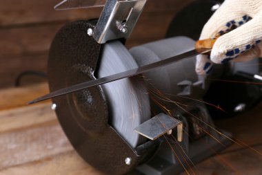 Bıçak Bileyici ve ahşap masa, closeup üzerinde bıçak el