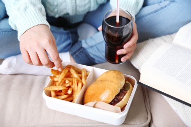 sağlıksız fast food, kadınla yakın çekim 