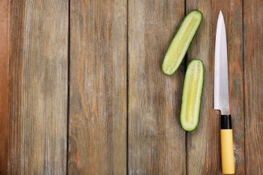 Salatalık ahşap zemin üzerine bıçakla yarısı