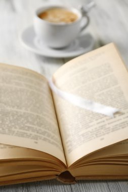 Bir fincan kahve ve kitap.