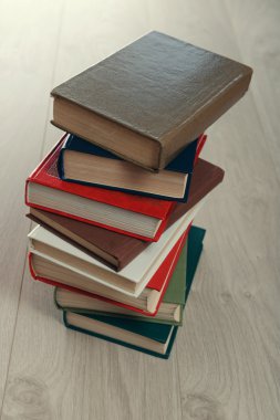Ahşap zemin üzerine kitap yığını