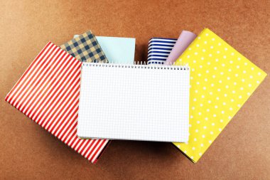 üstünde tepe-in yığın kitap defter