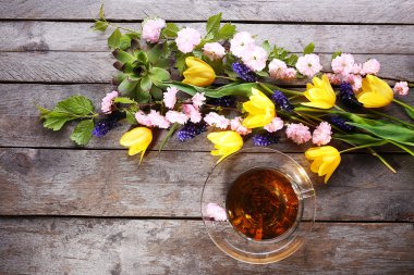 Ahşap masa, üstten görünüm üzerinde çiçekli bitkisel çay