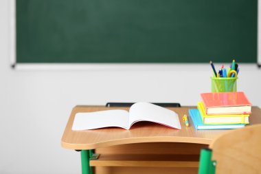 ileti örneği ve yazı tahtası arka plan üzerinde sınıfta sandalye ile ahşap masa