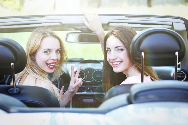 Twee meisjes in cabriolet, buitenshuis — Stockfoto