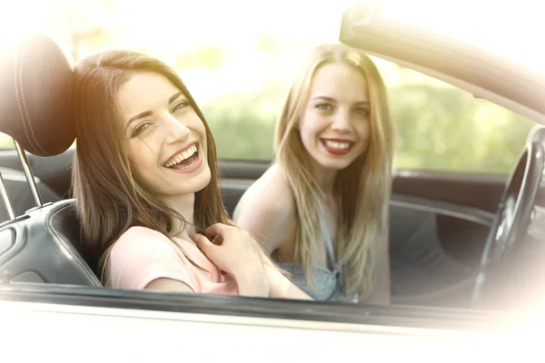 Две девушки в кабриолете, на улице — стоковое фото