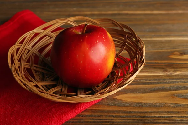 Apple in wicker basket — Stok fotoğraf