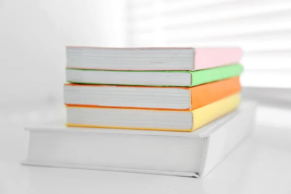 Libros sobre alféizar de ventana blanca — Foto de Stock