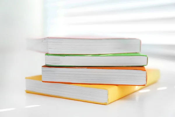 Bücher auf weißer Fensterbank — Stockfoto