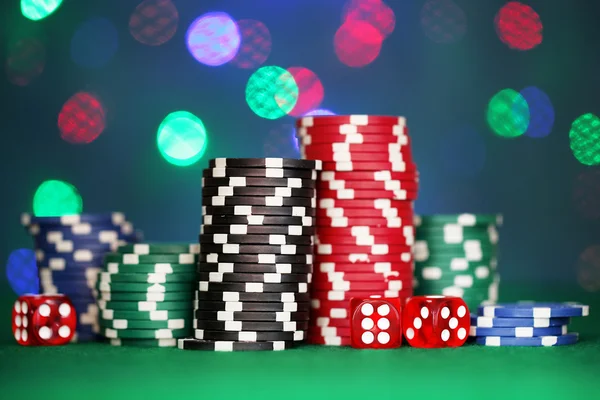 Chips pour poker sur fond brillant — Photo