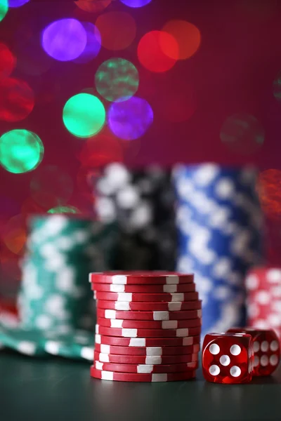 Chips pour poker sur fond brillant — Photo