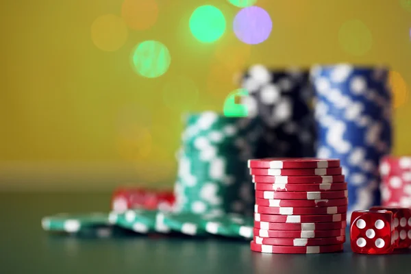 Чипы для покера на блестящем фоне — стоковое фото