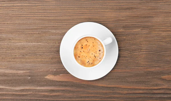 Cangkir kopi di atas meja kayu — Stok Foto