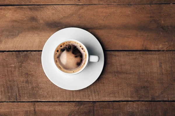 Taza de café sobre mesa de madera, vista superior — Foto de Stock