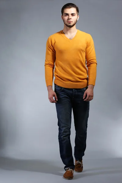 Portrait of young man on gray background — Stock Photo, Image