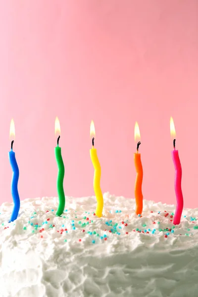 Tort urodzinowy ze świecami — Zdjęcie stockowe