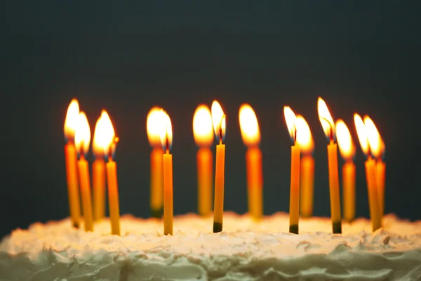 Bolo de aniversário com velas — Fotografia de Stock