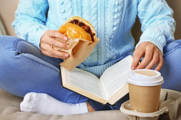 Mujer con comida rápida poco saludable — Foto de Stock