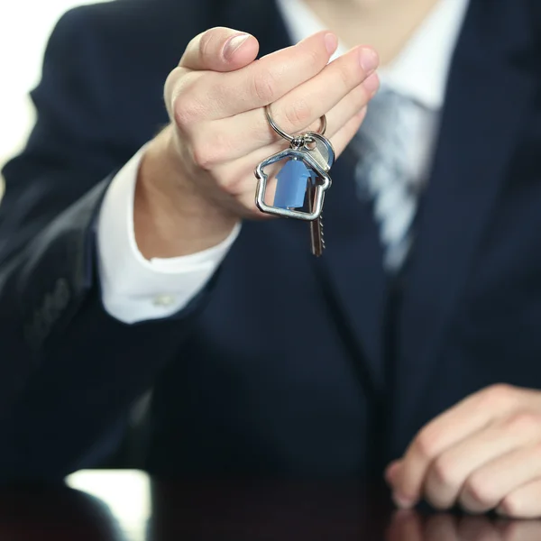 Empresario con llaves en la mano en la oficina — Foto de Stock