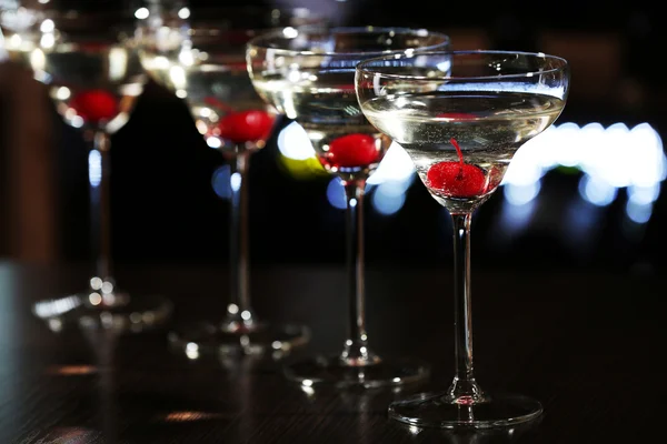 Glasses of cocktails on bar — Stock Photo, Image